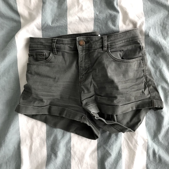 Kaki shorts - Picture 1 of 2